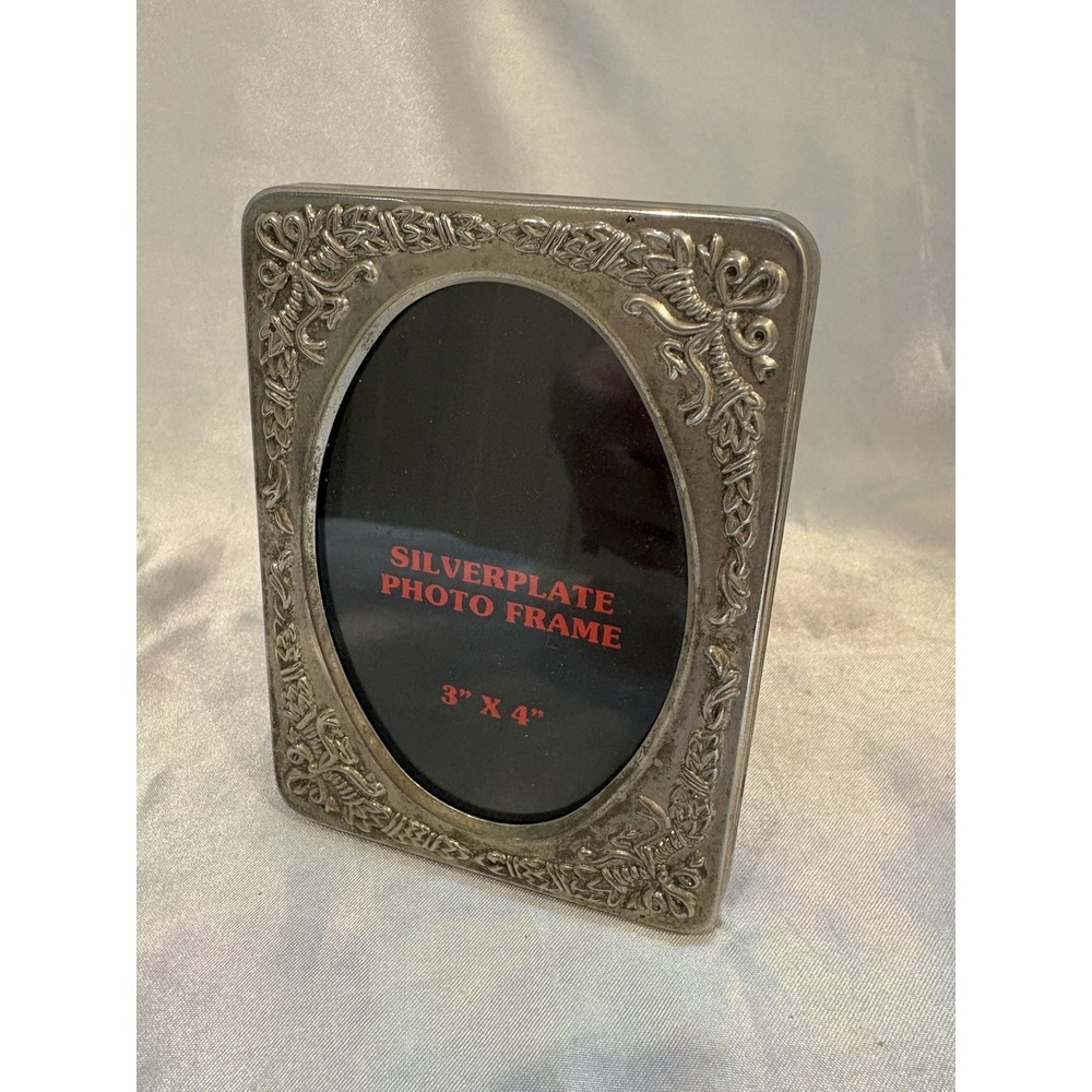 Vintage Oval Silver Plated Photo Frame 3" X 4"  Design Black Velvet Easel back